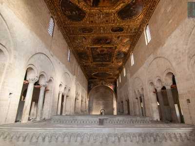 In passato avevamo gi� visitato questa parte della chiesa, con i suoi esaforati e matronei di fatto adibiti a magazzini, ma oggi cogliamo l�occasione per ammirare l�incredibile soffitto che ricopre la navata centrale